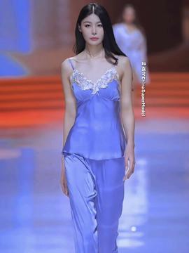 日韩海边走秀视频,潮流走秀视觉盛宴